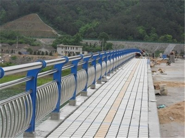 江北不锈钢桥梁护栏的特性及其在现代建筑中的应用